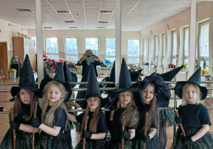 Dziewczynki w strojach czarownic w sali lustrzanej przed występe