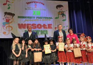 Dziewczynki na scenie odbierają nagrodę.