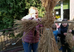 Pani Iwonka trzyma Marzannę.