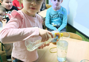 Liwia robi doświadczenie.