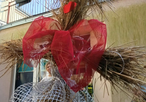 Marzanna zrobiona przez dzieci napożegnanie zimy.