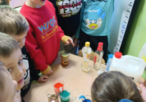 Dzieci robią doświadczenie.