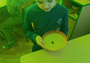 Piotrek i doświadczenie z magnesem.