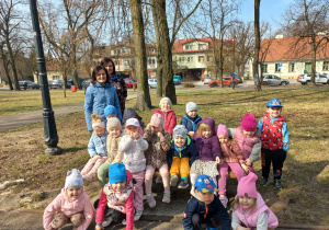 Dzieci szukają oznak wiosny