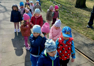 Dzieci szukają oznak wiosny