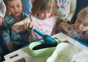 Dzieci zakładają zielony kącik