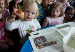Dzieci zakładają zielony kącik