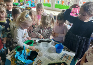 Dzieci zakładają zielony kącik