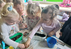 Dzieci zakładają zielony kącik