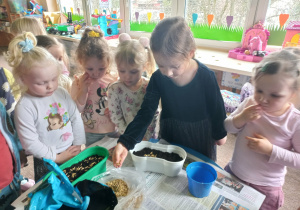 Dzieci zakładają zielony kącik