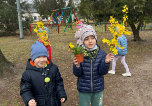 Dzieci z wiosennymi gałązkami.