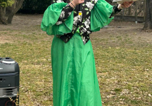 Pani Wiosna w ogrodzie przedszkolnym.