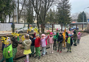 Dzieci z wiosennymi opaskami.