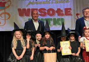 Zdjęcie grupowe- dzieci z otrzymanymi nagrodami.