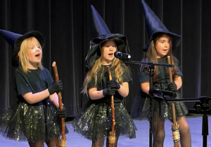 Dzieci prezentują utwór muzyczny.