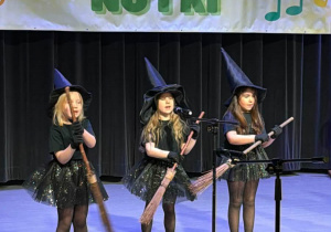 Dzieci prezentują utwór muzyczny.