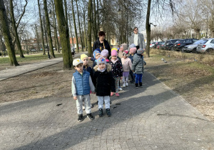 Dzieci idą alejkami w parku.