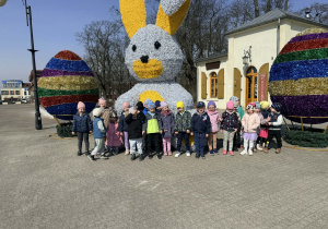 Wspólne zdjęcie dzieci i ozdób wielkanocnych.