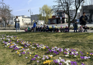 Dzieci i krokusy.