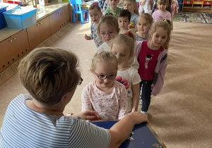 Zagadki dotykowe z czarodziejskim pudełkiem.