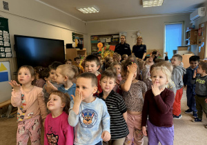 Wspólne zdjęcie z policjantkami.