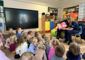 Wspólne zdjęcie z policjantkami.