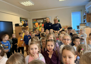 Wspólne zdjęcie z policjantkami.