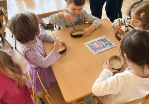 Dzieci prezentują swoje mazurki.