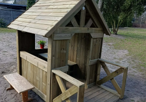 Drewniany domek zakupiony do ogrodu przedszkolnego.