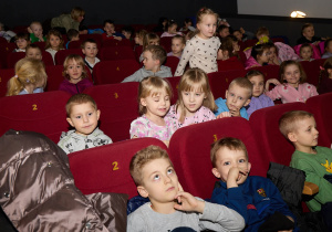 Dzieci oglądają przedstawienie.