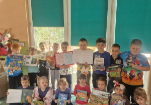 Cała grupa z wybranymi przez siebie książkami