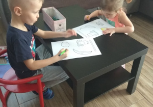 Iga z Filipem kolorują kolorowanki