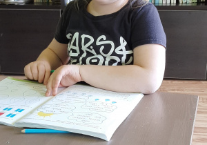 Martyna z grupy 7 wykonuje zadania z karty pracy