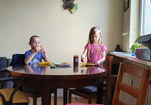 Ula z grupy 3 razem z bratem przygotowują śniadanie