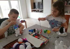 Zosia z grupy 1 maluje razem z bratem