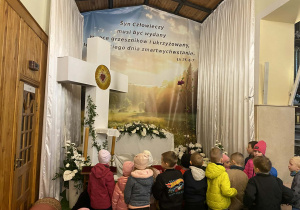 Dzieci oglądają Grób Pański