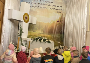 Dzieci oglądają Grób Pański