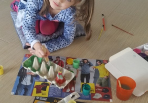 Lena z grup 5 maluje farbami
