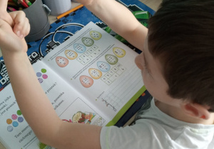 Krzyś z grupy 6 pracuje nad zadaniem matematycznym