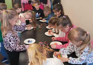 Dzieci wykonują pracę plastyczną