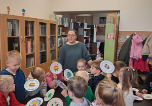 Dzieci pokazują swoje prace