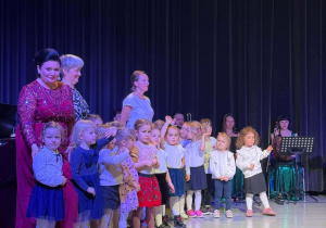 Dzieci na scenie wykonują piosenkę" Przybyli Ułani"