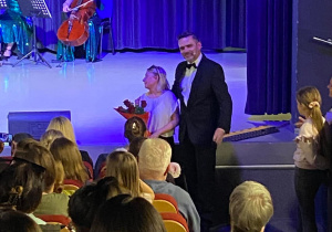 "Umówiłem się z nią na dziewiątą" - Piosenka dedykowana pani dyrektor.