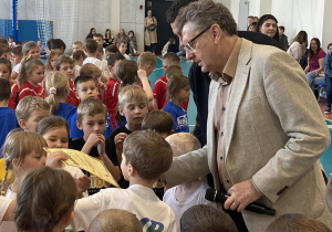 Burmistrz wręcza dyplom