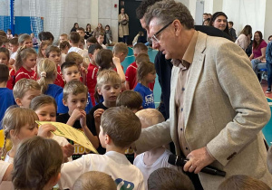 Pan Burmistrz wręcza dzieciom nagrody.