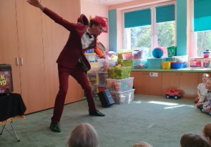 Turlanie kapelusza na ramionach.