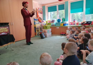 Dzieci oglądają pokaz Magika.