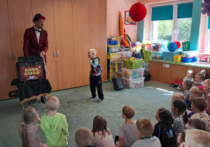 Sztuczka z udziałem dziecka.