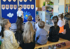 Dziecko prezentuje zadanie konkursowe.