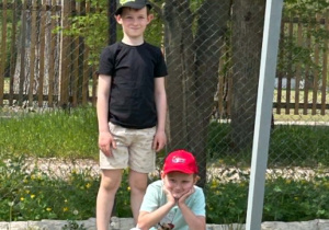 chłopcy czekają na swoją kolej